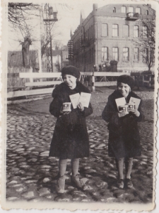 Danuta Neuhüttler z siostrą Krystyną, ul Kościelna, Białystok, 1937 r.