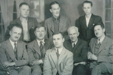 Fotografowie z zakładu przy ul. Kocha[obecna ul. Sienkiewicza, okolice Centrum Handlowego Jurowiecka], Białystok,ok. 1942 r.
