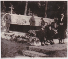 Danuta Neuhüttler z siostrą Krystyną na grobie matki Marszałka Józefa Piłsudskiego, Cmentarz na Rossie, Wilno, Litwa