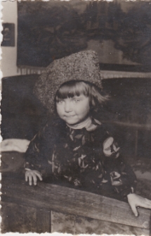 Danuta Neuhüttler w oryginalnej czapce kozackiej ojca z niewoli bolszewickiej, 1932 r.
