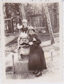 Danuta Neuhüttler z mamą Walerią przy pomniku psa Kawelinia, Białystok, 1935 r.