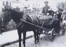 Dzieci [Danuta Neuhüttler z cioteczną siostrą Zofią Pongańską] na koźle doroszkarskim, Rynek Kościuszki, Białystok, 1932 r.