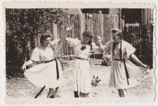 Danuta Neühuttler (z prawej) z siostrą Krystyną (z lewej) i koleżanką w sukienkach ze spadochronów, ul. Wołodyjowskiego 13, Białystok, ok. 1946 r.