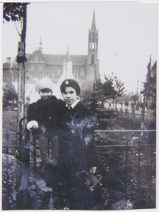 Zdjęcie dzieci na tle kościoła pw. WNMP, Rynek Kościuszki, Białystok, lata 30. XX w.