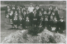 Uczniowie Szkoły Powszechnej nr 13 z wychowawczynią, Białystok, ok. 1937 r.