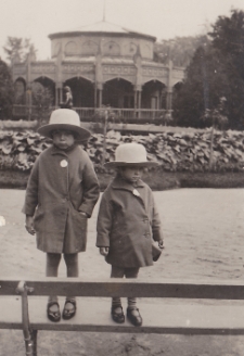 Zdjęcie dziewczynek na ławce na tle altany, Park Stary im. Księcia Józefa Poniatowskiego (obecnie plac Teatru Dramatycznego im. Aleksandra Węgierki), Białystok, lata 30. XX w.