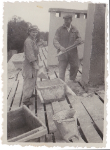 Danuta Neuhüttler podczas prac budowlanych, jako uczennica Technikum Budowlanego, Białystok, 18.07.1950 r.