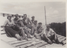 Danuta Neuh&uuml;ttler wraz z innymi uczniami Technikum Budowlanego, podczas prac budowlanych, Białystok, 18.07.1950 r.