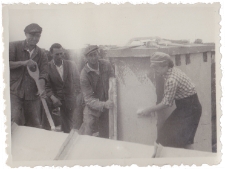 Danuta Neuhüttler wraz z innymi uczniami Technikum Budowlanego, podczas prac budowlanych, Białystok, 18.07.1950 r.
