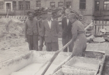 Danuta Neuhüttler wraz z innymi uczniami Technikum Budowlanego, podczas prac budowlanych, Białystok, 18.07.1950 r.