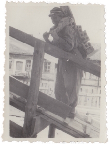 Danuta Neuhüttler podczas prac budowlanych, jako uczennica Technikum Budowlanego, Białystok, 18.07.1950 r.