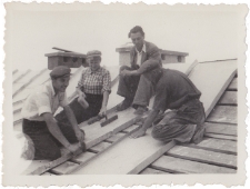 Danuta Neuhüttler wraz z innymi uczniami Technikum Budowlanego, podczas prac budowlanych, Białystok, 18.07.1950 r.