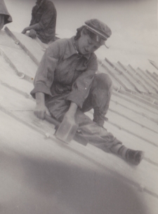Danuta Neuhüttler podczas prac budowlanych, jako uczennica Technikum Budowlanego, Białystok, 18.07.1950 r.