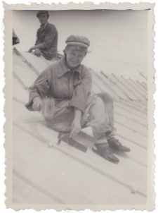 Danuta Neuh&uuml;ttler na dachu budowy, w kt&oacute;rej uczestniczyła jako uczennica Technikum Budowlanego, Białystok, 18.07.1950 r.
