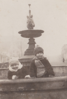 Danuta Neuh&uuml;ttler z siostrą Krystyną w fontannie, Rynek Kościuszki, Białystok, 1933 r.