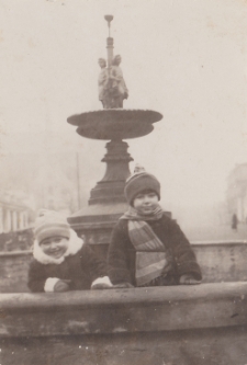 Danuta Neuhüttler z siostrą Krystyną w fontannie, Rynek Kościuszki, Białystok, 1933 r.