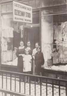 Danuta Neuhüttler na tle sklepu jej matki, Białystok, 1938 r.