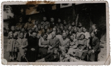 Zdjęcie nauczycieli oraz uczniów Szkoły Handlowej, ul. Warszawska, Białystok, 1951 r.