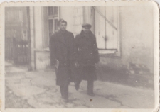 Członkowie Klubu Związkowiec na tle budynku klubowego, ul.Słonimska, Białystok, 1950 r.