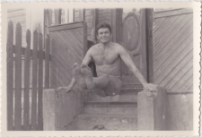 Leszek Grądzki podczas wykonywania "poziomki", ul.Słonimska 35, Białystok, 1953 r.