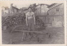 Leszek Grądzki z własnorecznie zrobioną sztangą i ławeczką, ul. Słonimska 35, Białystok, 1953 r.