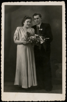 Anna Kalinowska (z Marianem Żmiejko) jako druhna na ślubie siostry, 1949 r.