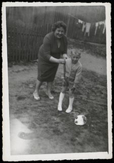 Anna Kalinowska z synem, ul. Knyszyńska, Białystok, 1961 r.