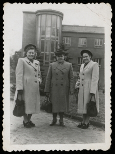 Anna Kalinowska (z lewej) z matką Leokadią i siostrą Ireną w Parku Starym, Białystok, 1950 r.