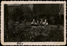 Anna Kalinowska (z prawej) w ogrodzie Tylickich, ul. Słonimska, Białystok, 1939 r.