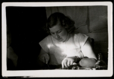 Anna Kalinowska w swoim mieszkaniu, ul. Grunwaldzka, Białystok, 1957 r.