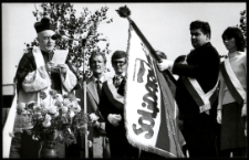 Poczet sztandarowy "Solidarności" na mszy św. przy kościele pw. Św. Kazimierza Królewicza, ul. Św. Kazimierza, Białystok, 1981 r.