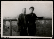 Longin Kobeszko (z lewej) na wieży spadochronowej, Las Zwierzyniecki, Białystok, 1956 r.