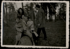 Longin Kobeszko (w białym płaszczu) z przyjaciółmi, Las Zwierzyniecki, Białystok, 1957 r.