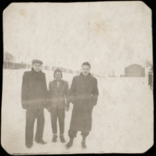 Longin Kobeszko (z lewej) z kolegami na boisku Szkoły Podstawowej nr 2, ul. Grunwaldzka, Białystok, 1949 r.