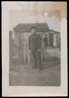 Jerzy Koszewski przed domem, ul. Przytorowa, Białystok, 1946 r.