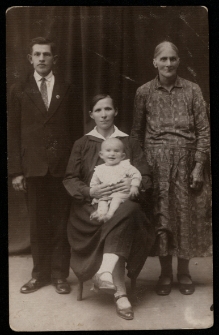 Rodzina Koszewskich: ojciec Józef, mama Ksenia, Jerzy oraz babcia Marianna, 1932 r.