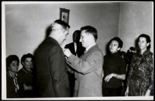 Jerzy Koszewski dekorujący medalem przewodniczącego rady, 1969 r.