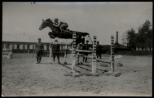 Koń pokonujący przeszkodę, koszary 10 Pułku Ułanów Litewskich, ul. Kawaleryjska, Białystok, lata 30. XX w.