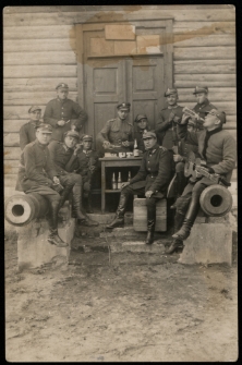 Żołnierze 10. Pułku Ułanów Litewskich w czasie wolnym, ul. Kawaleryjska, Białystok, lata 30. XX w.