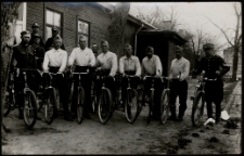 Wojskowi kolarze na tle kasyna,ul. Kawaleryjska, Białystok, lata 30. XX w.
