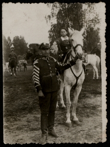 Wacław Tokarczyk w mundurze żołnierza 10 Pułku Ułanów Litewskich z synem, Białystok lata 30. XX w.