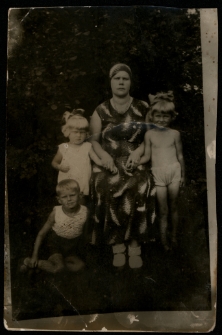 Eugenia Kula z rodzeństwem i matką Heleną Tokarczyk, Białystok, lata 30. XX w.