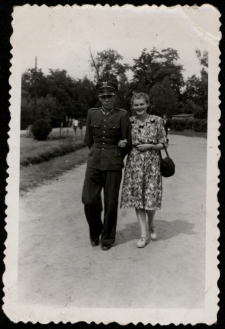 Eugenia Kula z mężem na spacerze, Białystok, lata 50. XX w.
