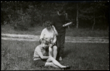 Eugenia Kula wraz z dziećmi na wycieczce do lasu, lata 60. XX w.