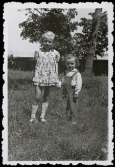 Dzieci Eugenii Kuli w ogrodzie, Białystok, lata 60. XX w.