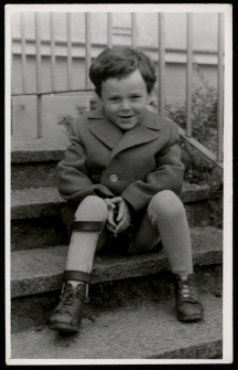 Dziecko (syn Eugenii Kuli) na schodach, Białystok, lata 60. XX w.