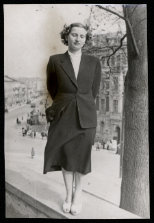 Ligia Halina Liskowacka&ndash;Zinkow na tarasie kościoła Św. Rocha, ul. Św. Rocha, Białystok, lata 50. XX w.