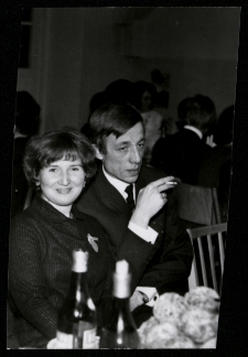 Ligia Halina Liskowacka–Zinkow z mężem Jerzym na ślubie znajomych, Białystok, lata 50-60. XX w.