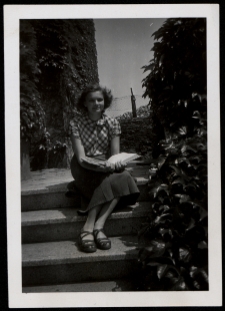 Danuta Roszkiewicz na schodach kaplicy obok Internatu Sióstr Magdalenek, ul. Żytnia, Warszawa, 1952 r.