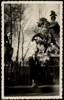 Danuta Szumińska przed pomnikiem Jana III Sobieskiego, ul. Agrykola, Warszawa, 1950 r.